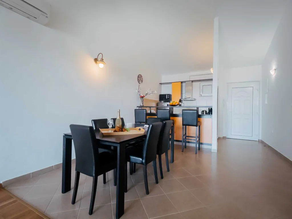 Okrug Gornji 2-Bedroom Apartment for 6 Guests