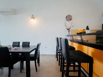 Okrug Gornji 2-Bedroom Apartment for 6 Guests