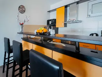 Okrug Gornji 2-Bedroom Apartment for 6 Guests