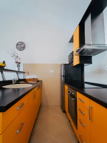 Okrug Gornji 2-Bedroom Apartment for 6 Guests