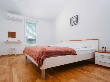 Okrug Gornji 2-Bedroom Apartment for 6 Guests