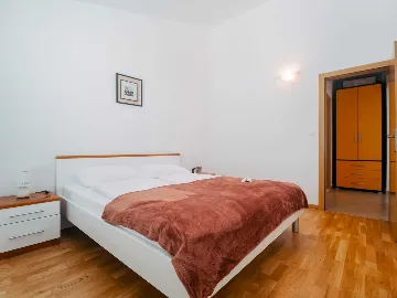 Okrug Gornji 2-Bedroom Apartment for 6 Guests