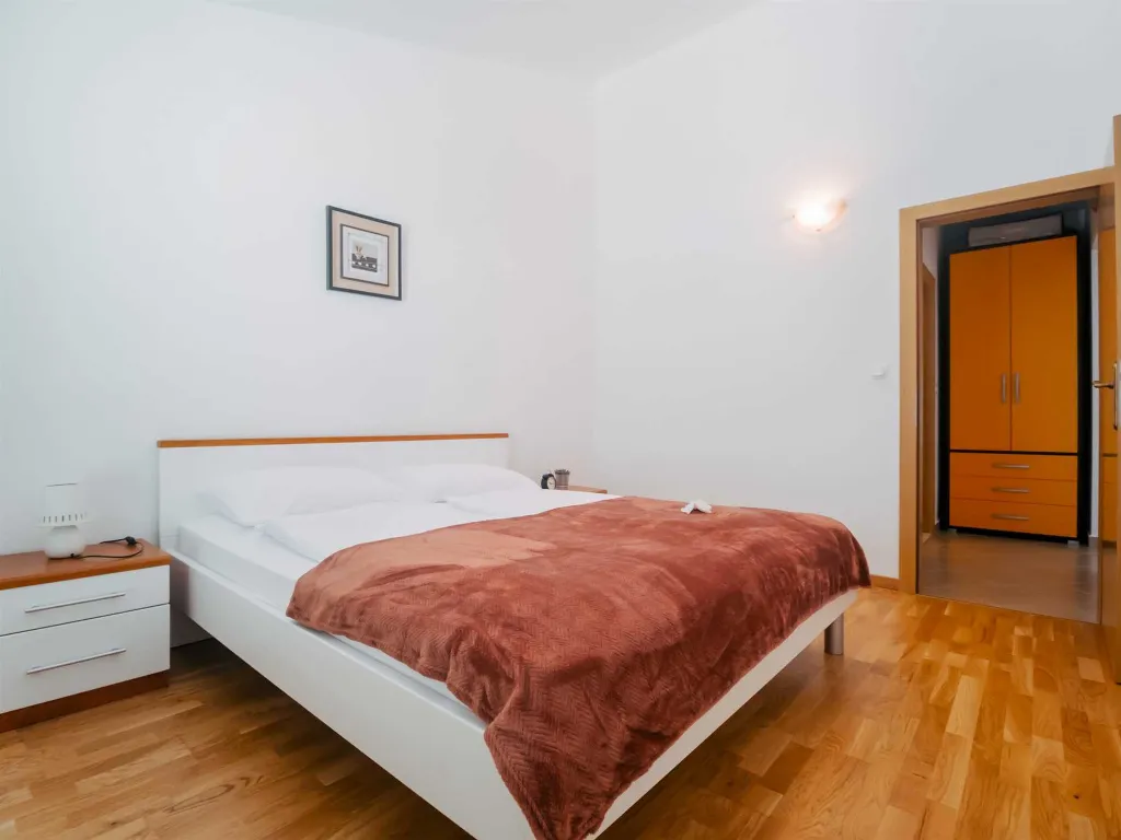 Okrug Gornji 2-Bedroom Apartment for 6 Guests