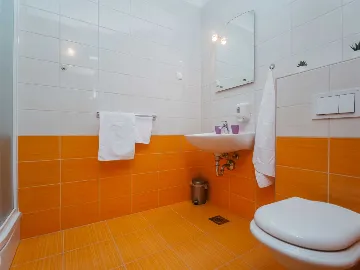 Okrug Gornji 2-Bedroom Apartment for 6 Guests