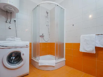 Okrug Gornji 2-Bedroom Apartment for 6 Guests