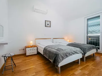 Okrug Gornji 2-Bedroom Apartment for 6 Guests