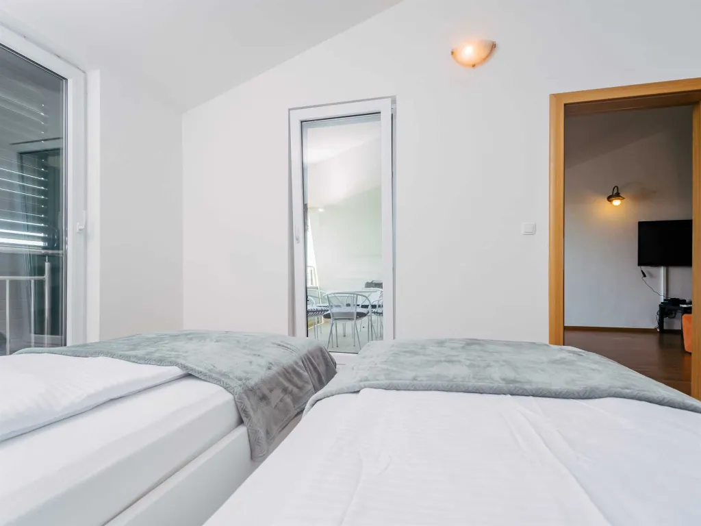 Okrug Gornji 2-Bedroom Apartment for 6 Guests