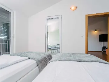 Okrug Gornji 2-Bedroom Apartment for 6 Guests