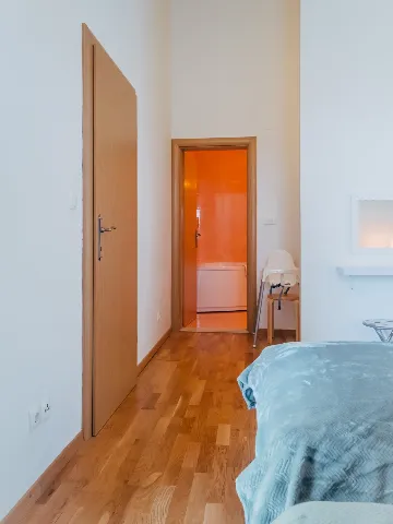 Okrug Gornji 2-Bedroom Apartment for 6 Guests