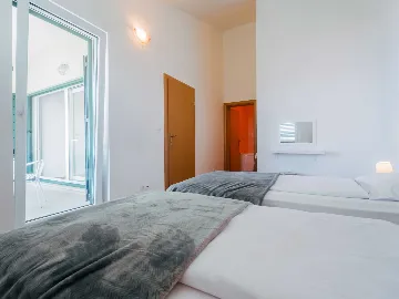 Okrug Gornji 2-Bedroom Apartment for 6 Guests