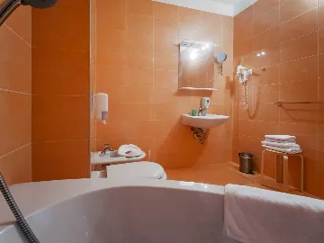Okrug Gornji 2-Bedroom Apartment for 6 Guests