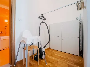 Okrug Gornji 2-Bedroom Apartment for 6 Guests