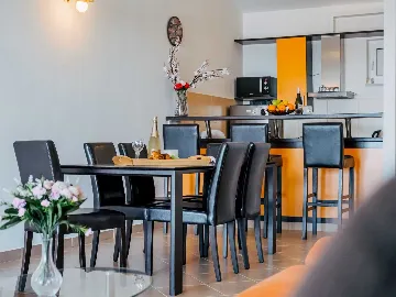 Okrug Gornji 2-Bedroom Apartment for 6 Guests