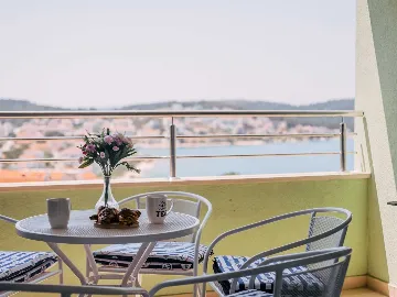 Okrug Gornji 2-Bedroom Apartment for 6 Guests