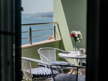 Okrug Gornji 2-Bedroom Apartment for 6 Guests