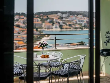 Okrug Gornji 2-Bedroom Apartment for 6 Guests