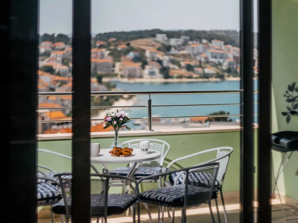 Okrug Gornji 2-Bedroom Apartment for 6 Guests