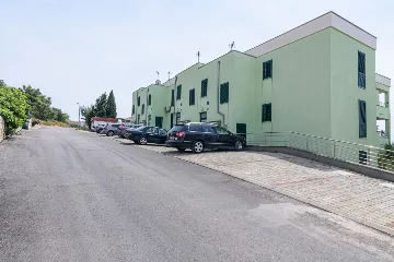 Okrug Gornji 2-Bedroom Apartment for 6 Guests