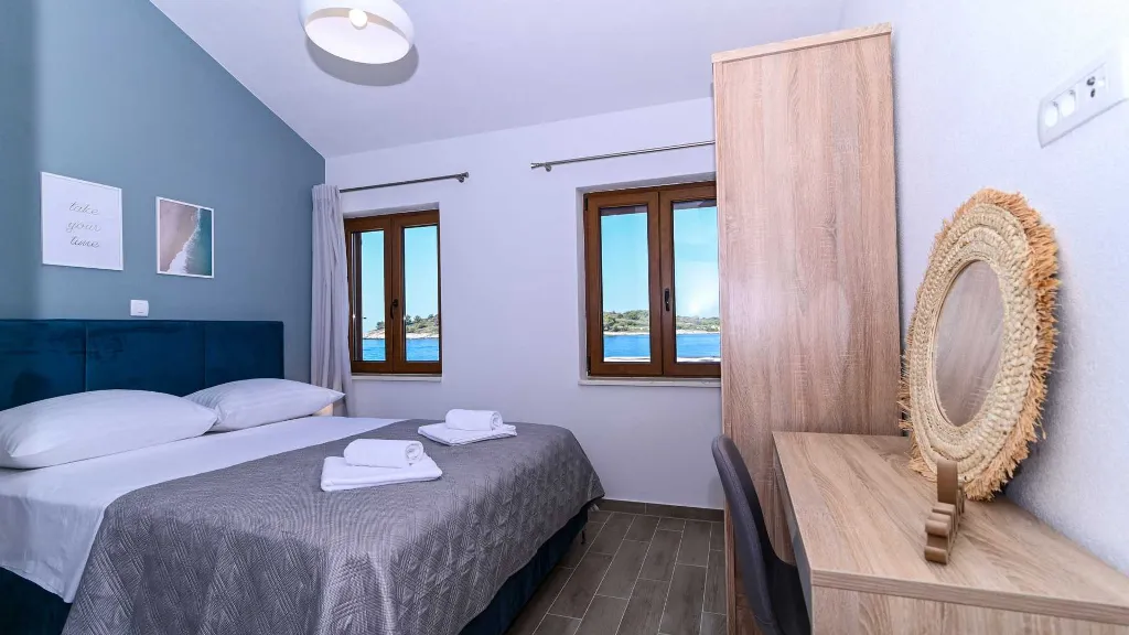 Villa in Okrug Gornji for 8 with Heated Infinity Pool