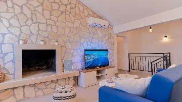 Villa in Okrug Gornji for 8 with Heated Infinity Pool