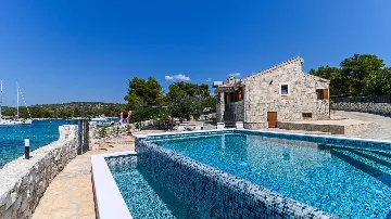 Villa in Okrug Gornji for 8 with Heated Infinity Pool