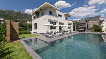 5-Bedroom Villa in Kaštel Stari for 9 Guests
