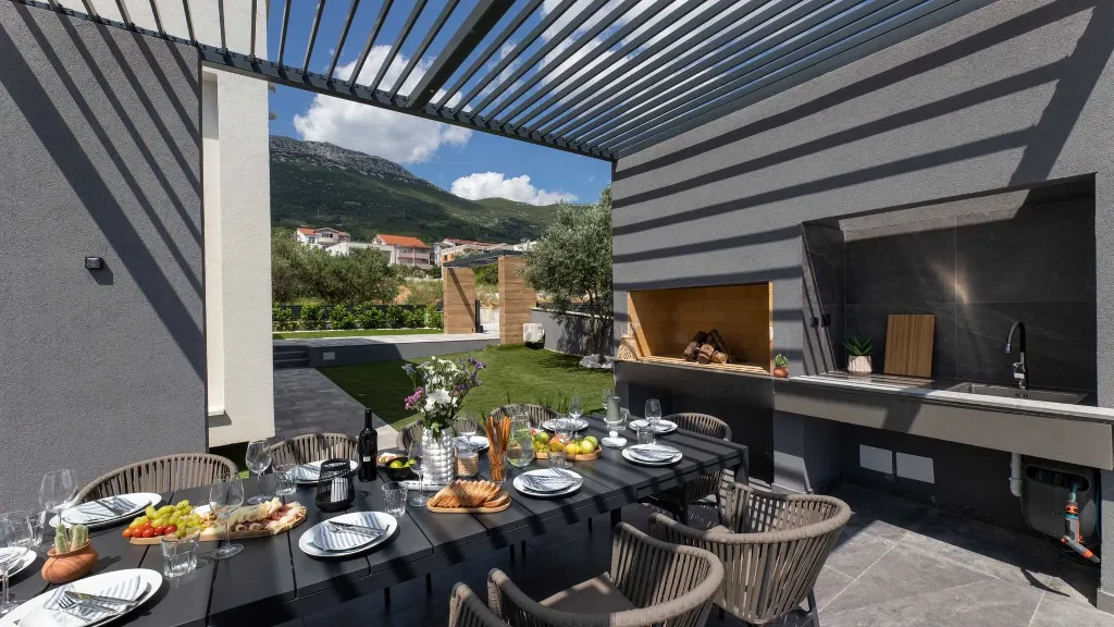 5-Bedroom Villa in Kaštel Stari for 9 Guests