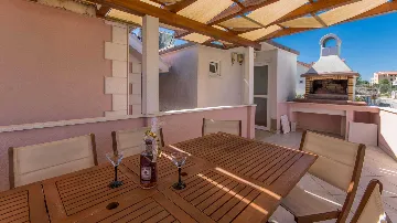 2-Bedroom Apartment in Okrug Gornji for 5 Guests