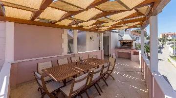 2-Bedroom Apartment in Okrug Gornji for 5 Guests