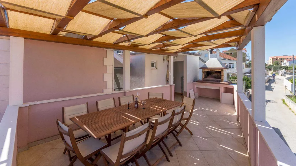 2-Bedroom Apartment in Okrug Gornji for 5 Guests