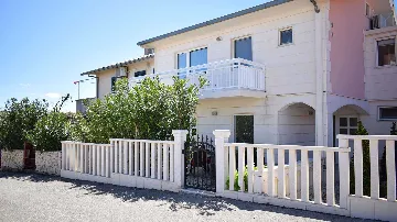 2-Bedroom Apartment in Okrug Gornji for 5 Guests