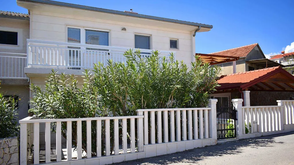 2-Bedroom Apartment in Okrug Gornji for 5 Guests