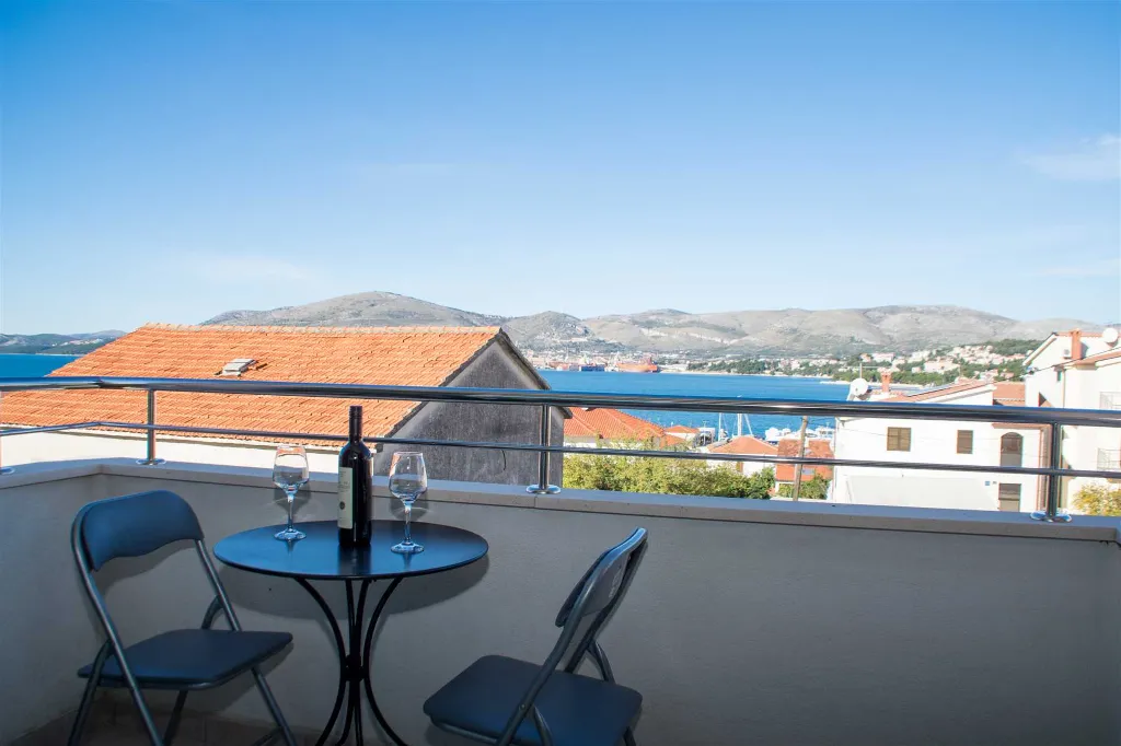 Studio for 2 Guests with Balcony in Okrug Gornji