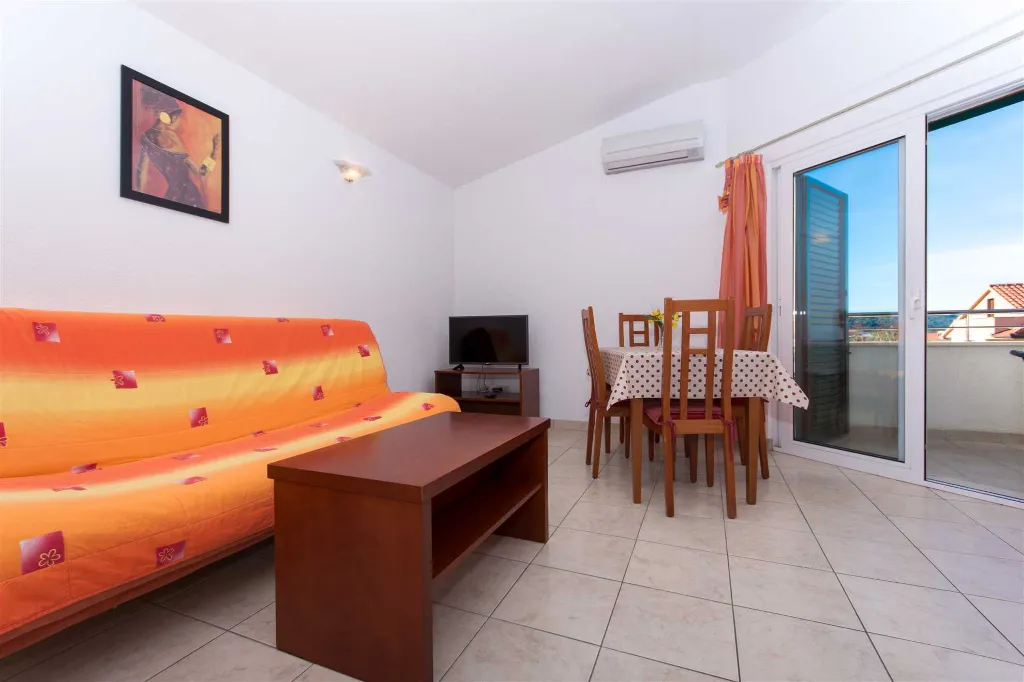 1-Bedroom Apartment in Okrug Gornji with Partial View