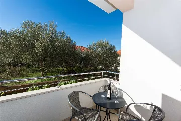 1-Bedroom Apartment in Okrug Gornji with Partial View