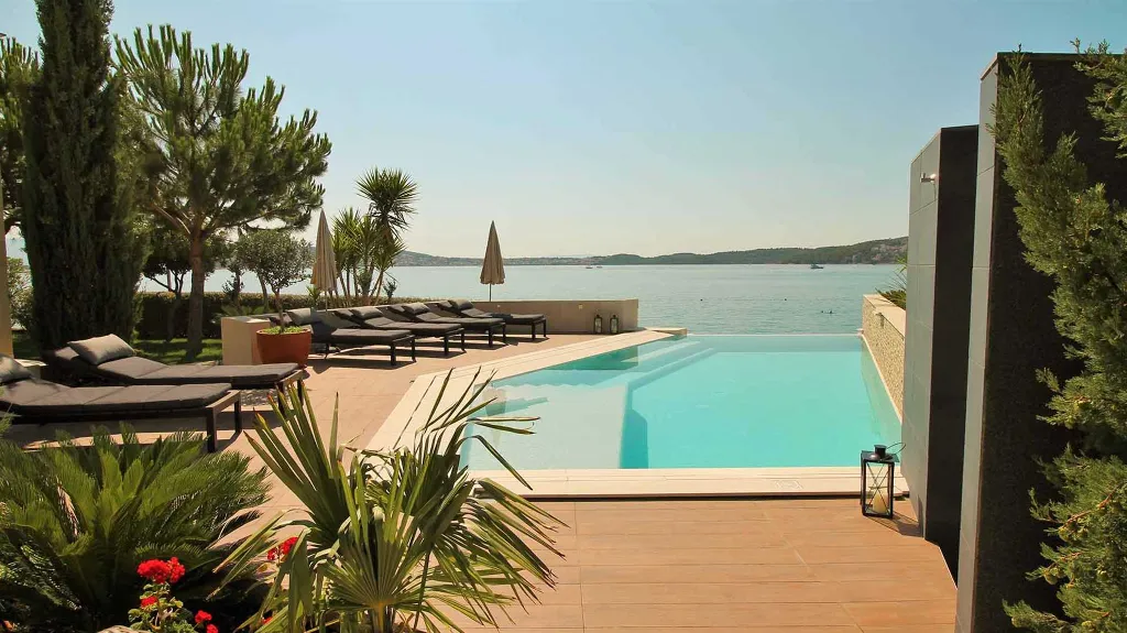 One-Bedroom Apartment with Sea View Balcony in Seget Donji