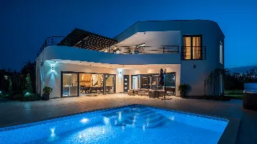 5-Bedroom Villa in Juršići for Up to 14 Guests