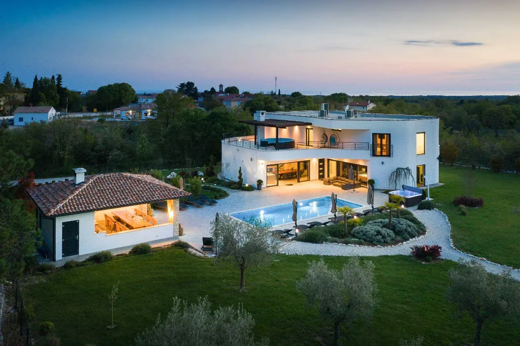5-Bedroom Villa in Juršići for Up to 14 Guests