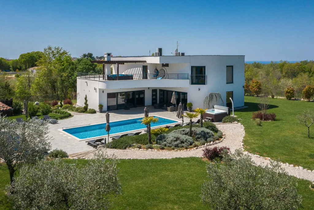 5-Bedroom Villa in Juršići for Up to 14 Guests