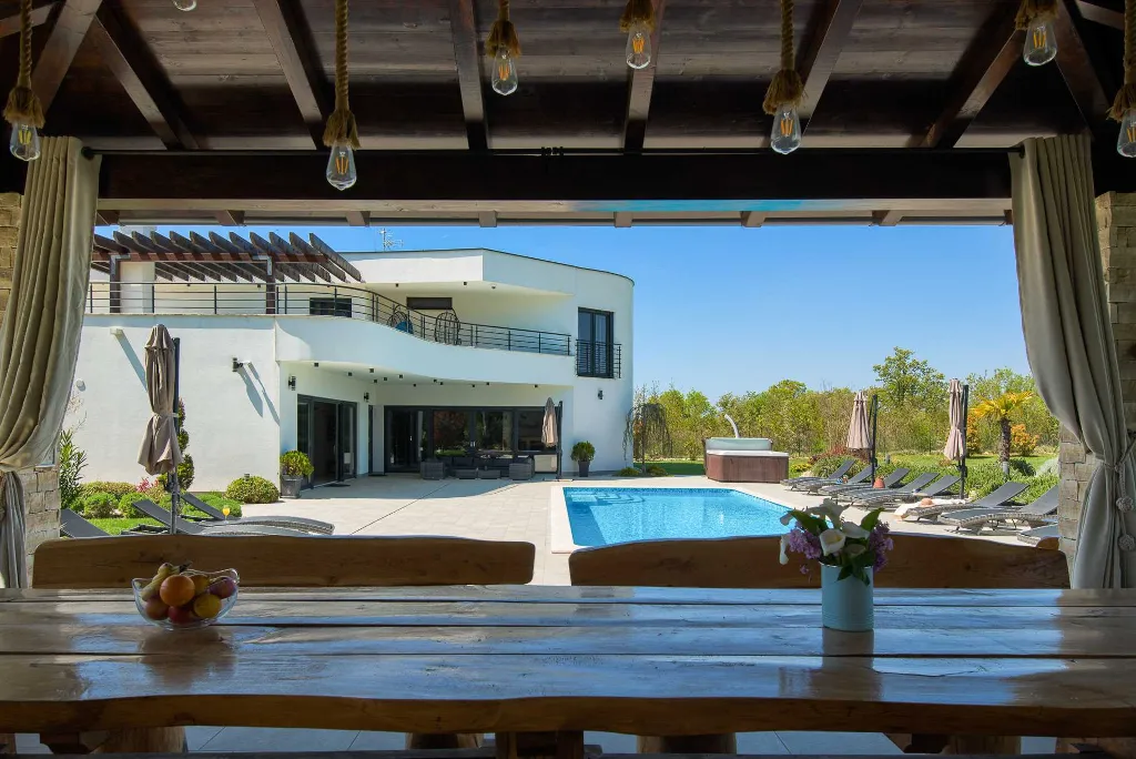 5-Bedroom Villa in Juršići for Up to 14 Guests