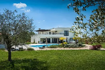 5-Bedroom Villa in Juršići for Up to 14 Guests