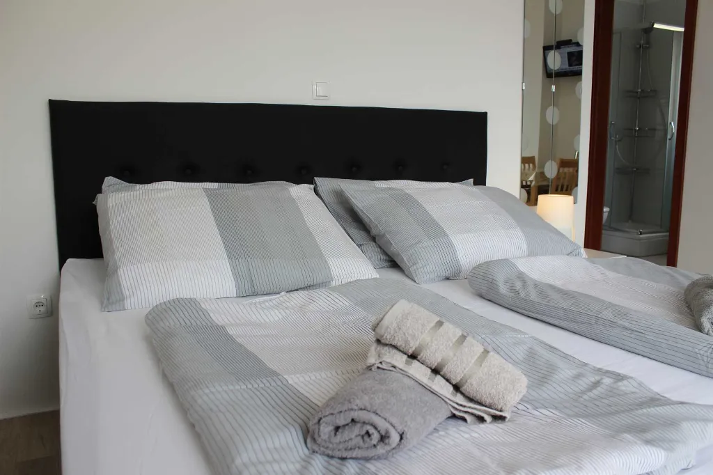 Sea View Apartment for 2 in Lokva Rogoznica