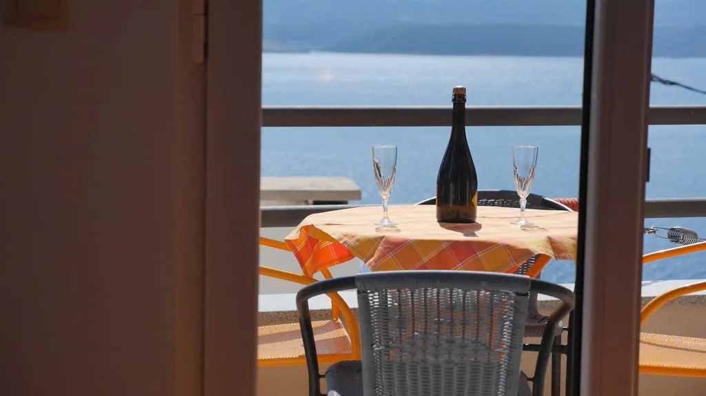 Sea View Apartment with Balcony in Lokva Rogoznica
