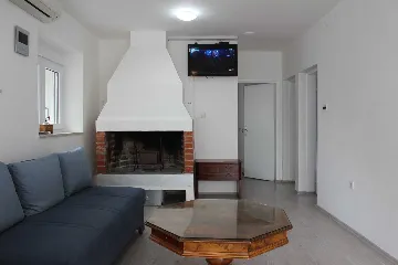 Apartment for 4 Guests in Lokva Rogoznica