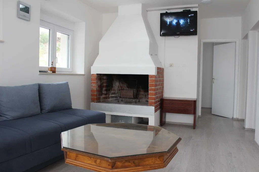 Apartment for 4 Guests in Lokva Rogoznica