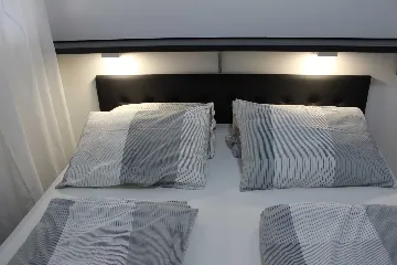 Apartment for 4 Guests in Lokva Rogoznica