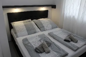 Apartment for 4 Guests in Lokva Rogoznica