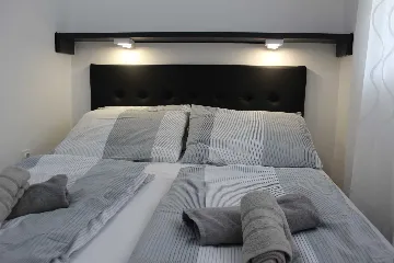 Apartment for 4 Guests in Lokva Rogoznica