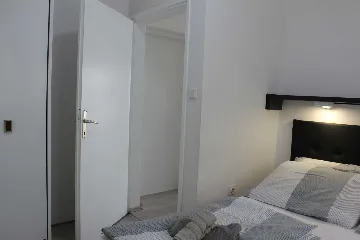 Apartment for 4 Guests in Lokva Rogoznica