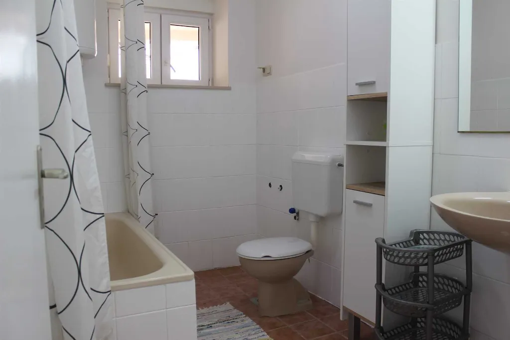 Apartment for 4 Guests in Lokva Rogoznica